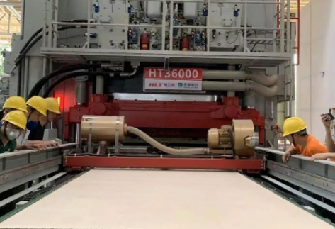 恒力泰HT36000在蒙娜麗莎一次試產(chǎn)成功，首創(chuàng)業(yè)界超大板智造新制式！