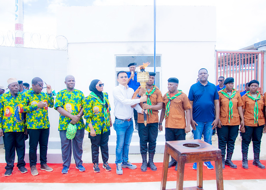 坦桑尼亞Uhuru火炬?zhèn)鬟f活動(dòng)走進(jìn)特福坦桑玻璃公司