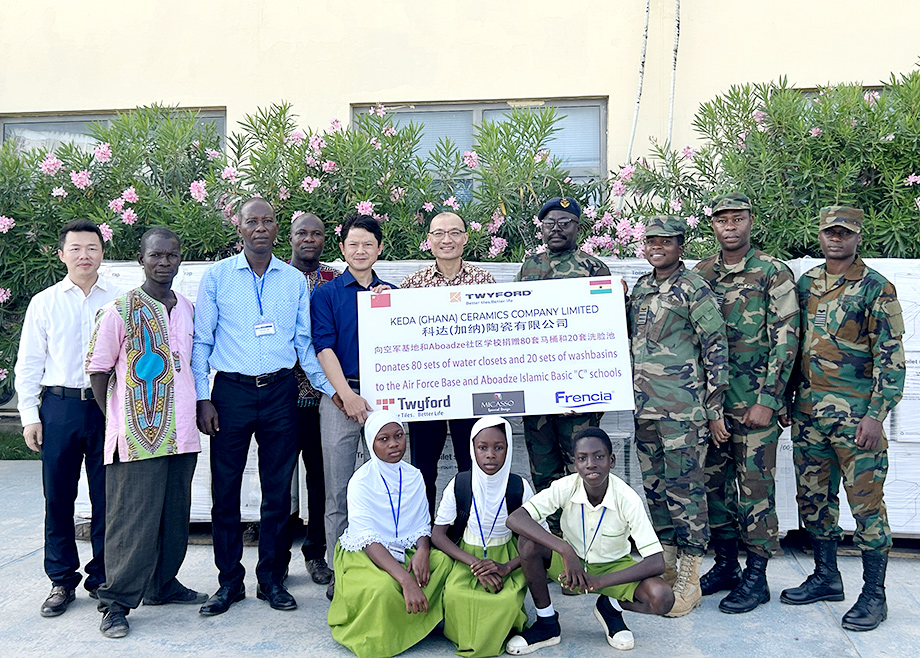 中國駐加納大使童德發(fā)訪問特福加納陶瓷，與全體員工共度端午佳節(jié)